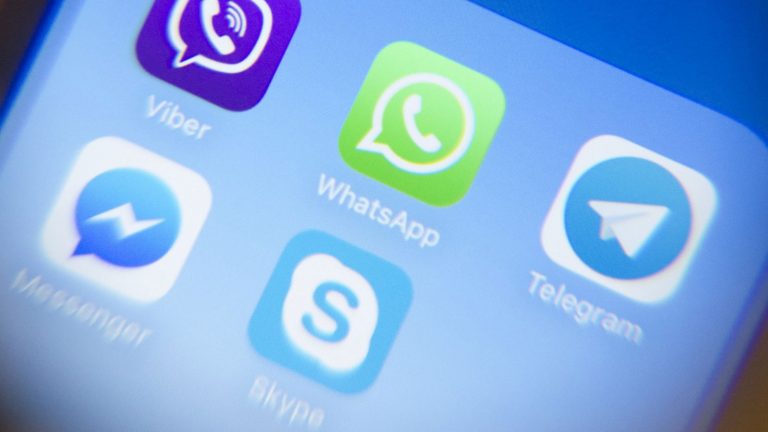 WhatsApp will mit neuem Fotoalbum-Feature gegen die Konkurrenz bestehen. WhatsApp und weitere Messenger auf Smartphone