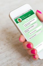 Ein User bedient den WhatsApp Messenger.
