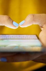 Frauenhände halten iPhone