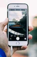 iPhone mit Ladekabel