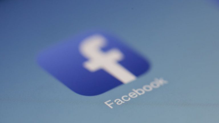 Facebook Logo auf Smartphone