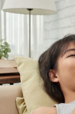 Frau schaut auf Smartphone