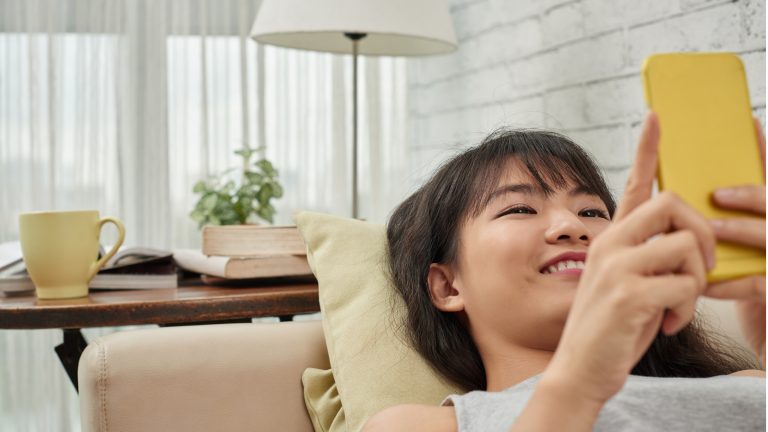 Frau schaut auf Smartphone