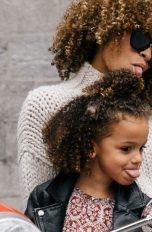 Mit Google Fotos jetzt einen Film zum Muttertag erstellen. Mutter und Tochter strecken Zunge raus