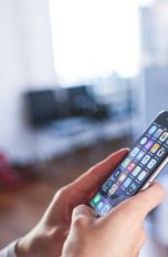 Frau mit iOS auf Smartphone