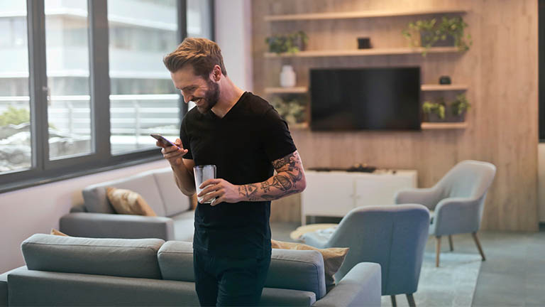 Das Jelly-Smartphone zwischen zwei Fingern