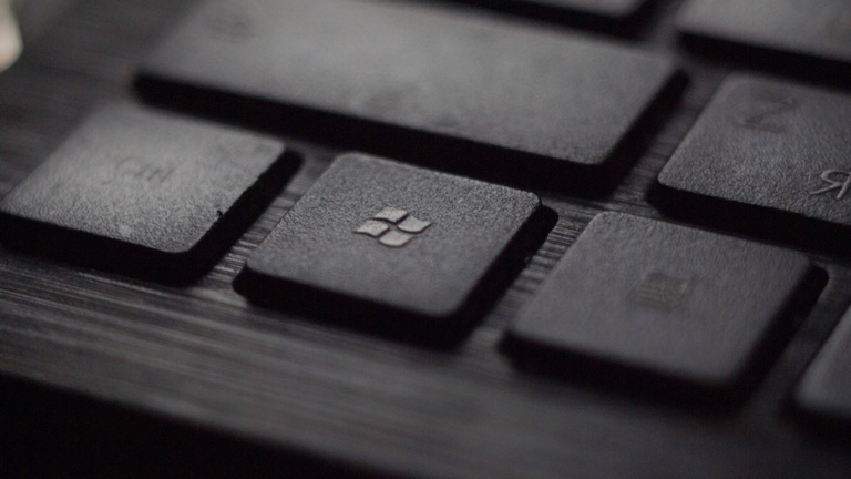 Nutzerin des Surface Laptops mit Windows 10 S