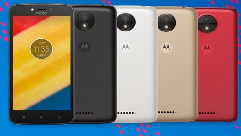 Das Moto C und Moto C Plus in verschiedenen Цвета(ов)