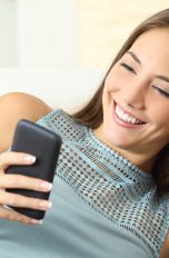 Frau mit Smartphone beim Videotelefonat