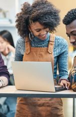 Schüler mit Surface Laptop und Windows 10 S