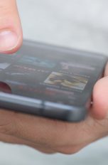 Ein Mann tippt auf das LG G6