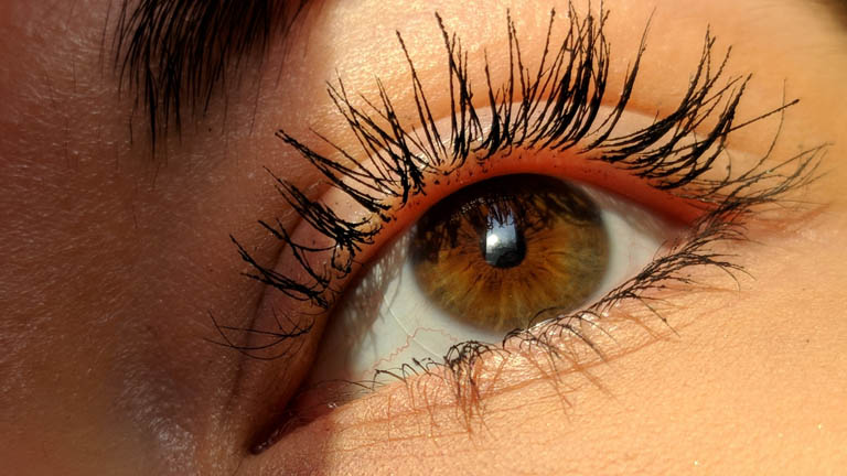 Kickstarter-Projekt: Die f.lashes blinken je nach der Bewegung des Trägers unterschiedlich.