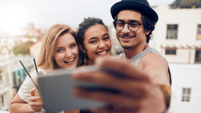 Facebook Messenger Gruppenmasken Gruppe macht gemeinsames Selfie