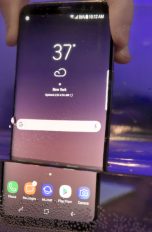 Ein Samsung Galaxy S8 wird ins Wasser getaucht.