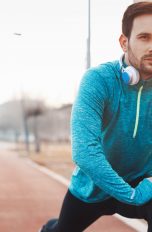 Mann mit Smartphone beim Sport