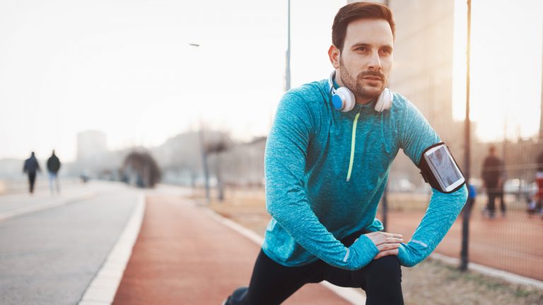 Mann mit Smartphone beim Sport