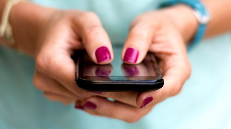 Hände mit Smartphone