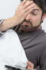 Mann im Bett mit Smartphone in der Hand