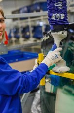 VW-Mitarbeiterin mit Datenbrille