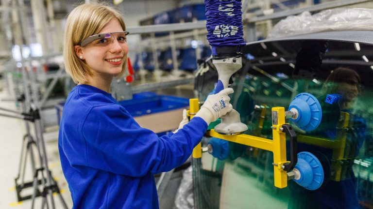 VW-Mitarbeiterin mit Datenbrille