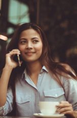Junge Frau mit Smartphone