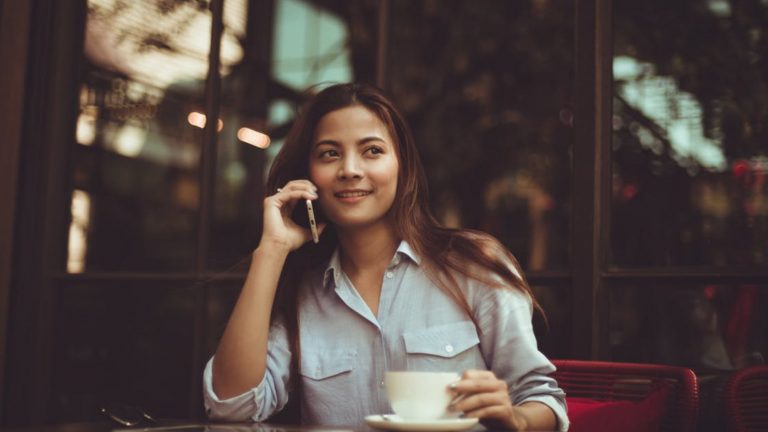 Junge Frau mit Smartphone