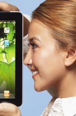 Eine Frau mit einem iPad