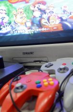 Eine alte Nintendo 64 Konsole mit passenden Controllern