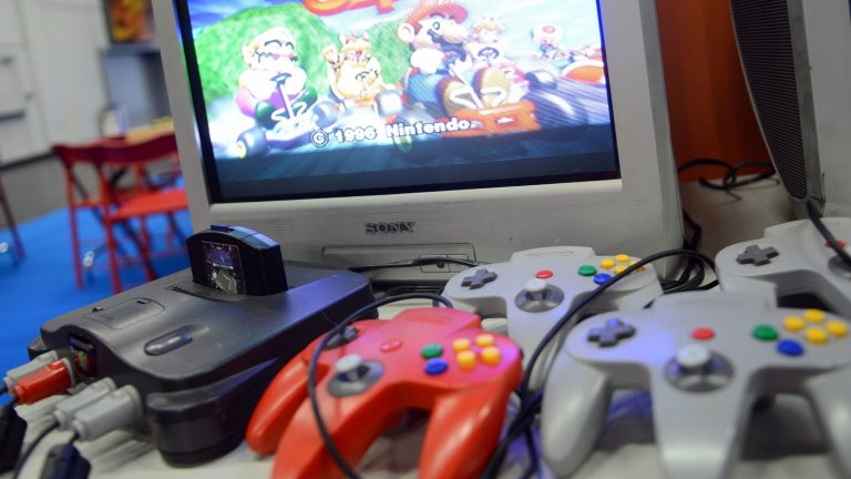 Eine alte Nintendo 64 Konsole mit passenden Controllern