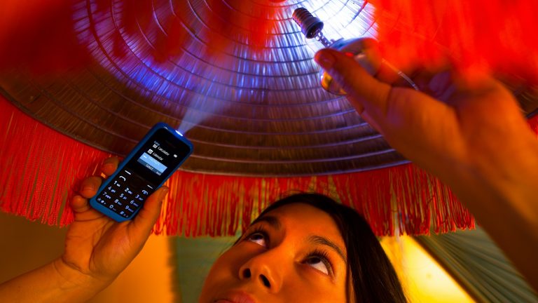 Das Nokia 105 leuchtet mit der Taschenlampe.