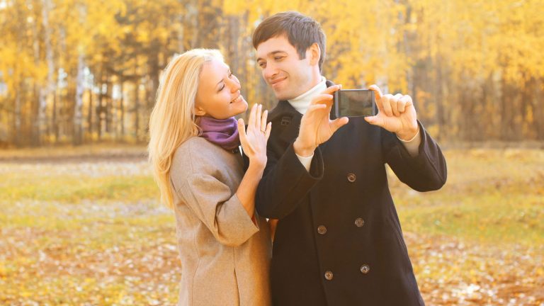 Save-the-Date-Karten: tipps für Pärchenfotos Pärchenfotos Selfie