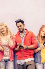 Gruppe am Smartphone