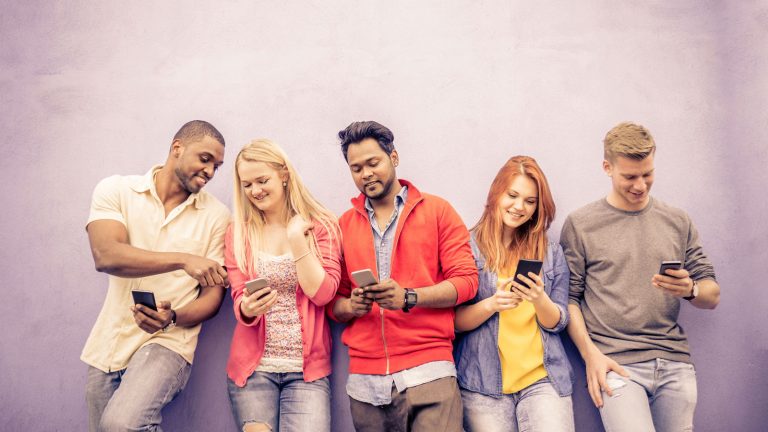 Gruppe am Smartphone