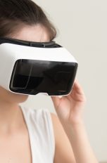 Frau mit Virtual-Reality-Brille