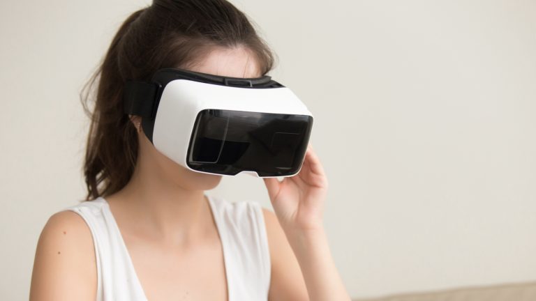 Frau mit Virtual-Reality-Brille