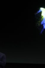 Tim Cook vor Apple-Logo