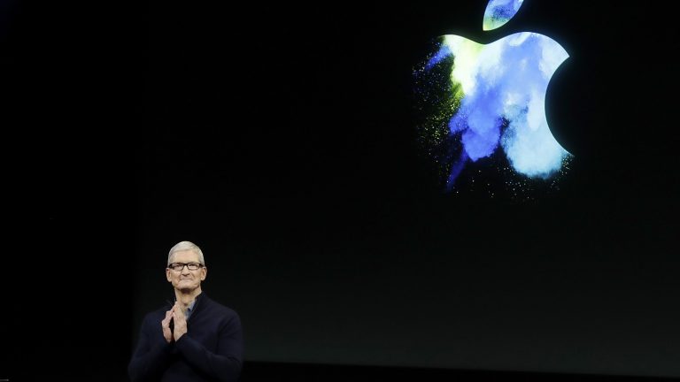 Tim Cook vor Apple-Logo