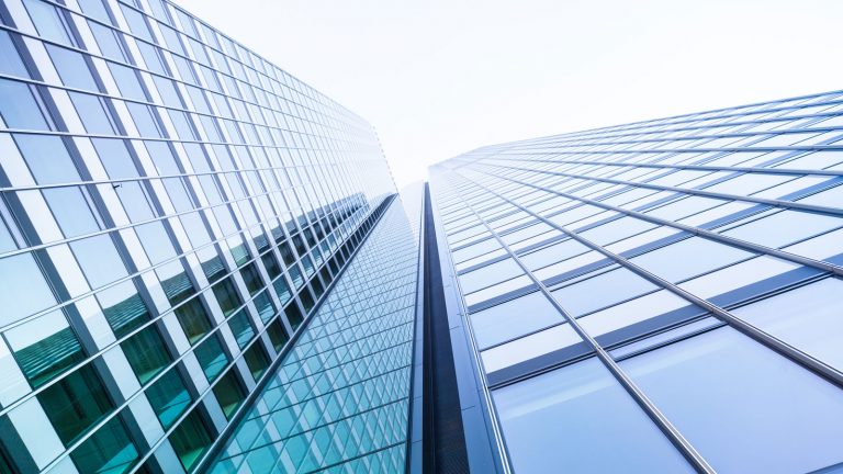 Architekturfotografie Symmetrie Spiegelungen durch Fenster