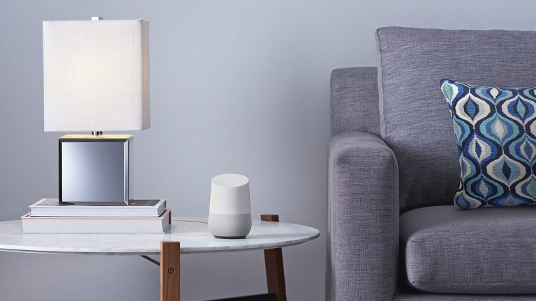 Google Home Mit dem Google Home Lautsprecher den Fernseher mit der Stimme steuern.