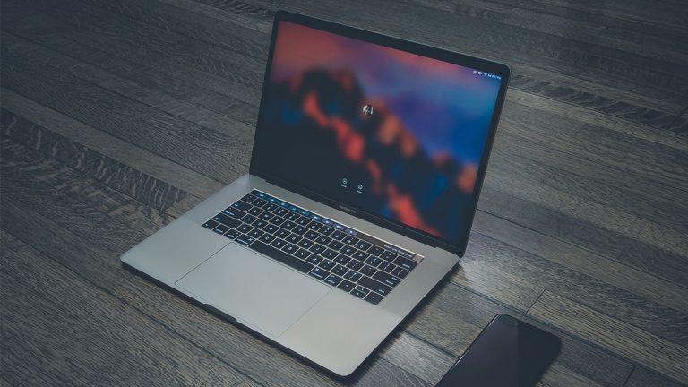 Mac ist langsam: Schreibtisch aufräumen Aufgeräumter Schreibtisch auf einem MacBook