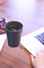 Tee trinken, während das MacBook lädt
