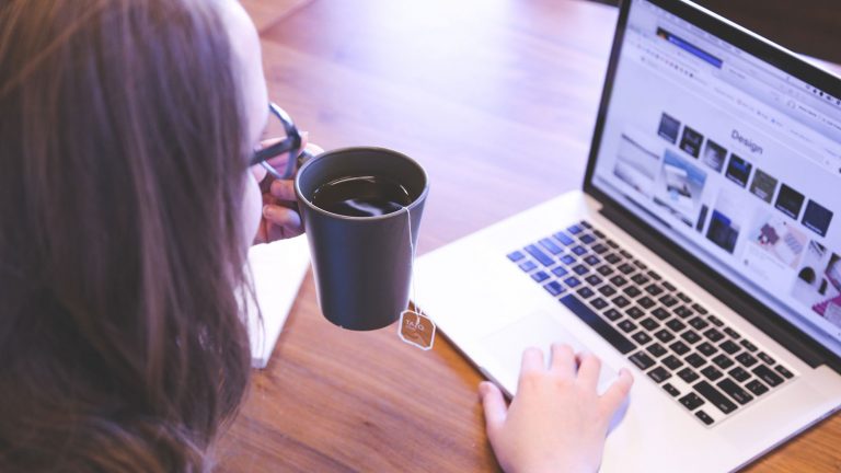 Tee trinken, während das MacBook lädt
