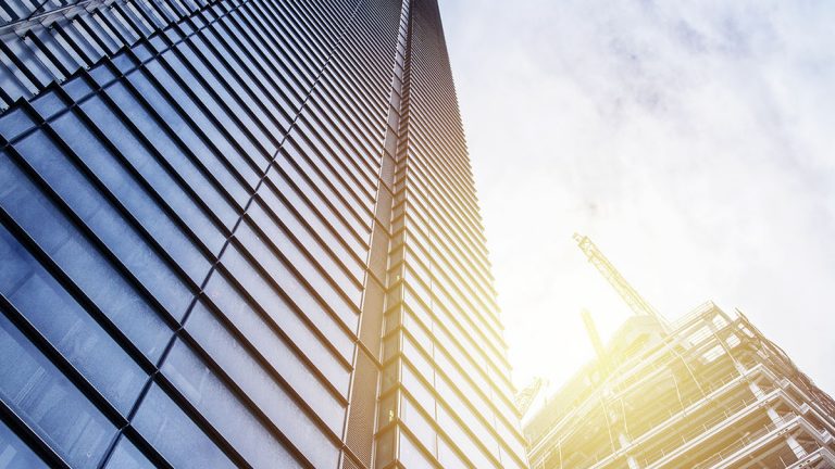 Architekturfotografie Hochformat Ein hohes Gebäude von unten fotografiert