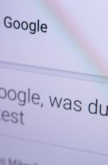 Der digitale Assistent Google Assistant auf einem Smartphone
