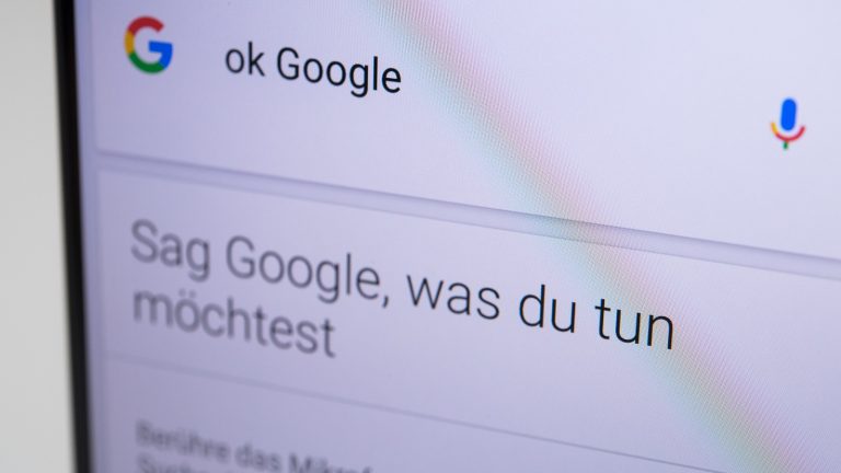 Der digitale Assistent Google Assistant auf einem Smartphone