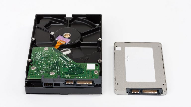 Klick-Geraeusche HDD SSD Festplatte und SSD im Größenvergleich