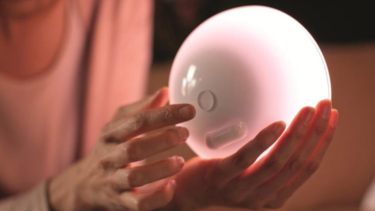Philips Hue Go Schalter Die Hue Go hat nur einen Schalter für verschiedene Funktionen