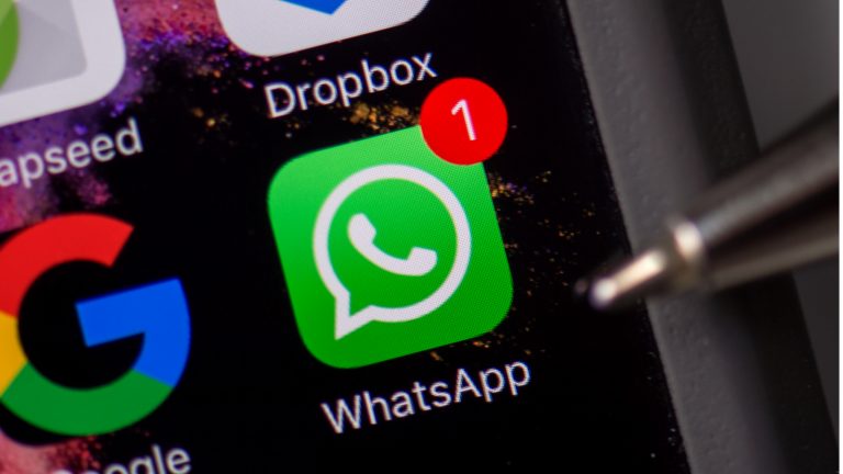 WhatsApp erlaubt jetzt Sprachnachrichten per Google Assistant WhatsApp Icon auf Smartphone