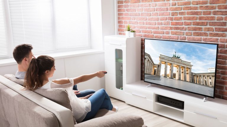 Dias digitalisieren mit Dia-Scanner Paar schaut digitalisierte Dias auf Fernseher