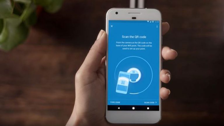 Google Wifi QR - Code Mit der Smartphone-Kamera wird der Geräte-Code eingescannt